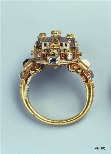 Små välarbetade detaljer på denna italienska ring. Från andra halvan av 1500-talet.